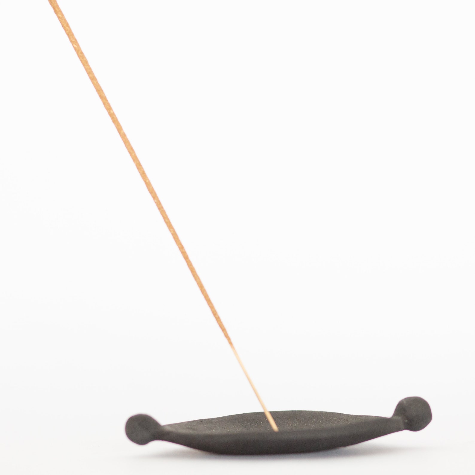 Porta inciensos de cerámica negra con Poms Etsy