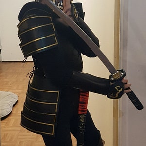 Armadura Samurái de Espuma EVA - Creación Artesanal (Negra y Dorada)