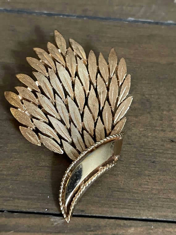 Vintage Crown Trifari Wheat & Leaves Gold Tone Br… - image 2