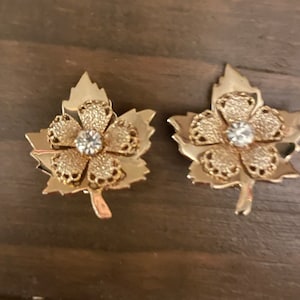 Vintage Gold Tone Filagree Maple Leaf & Rhinestone Center Clip On Earrings