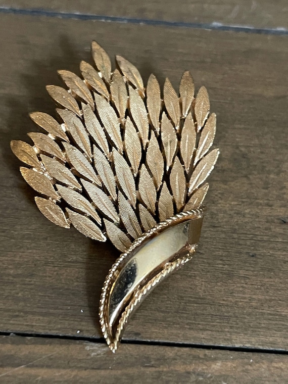 Vintage Crown Trifari Wheat & Leaves Gold Tone Br… - image 1