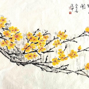 Peut inclure: Une peinture traditionnelle chinoise à l'encre et à l'eau représentant une branche de fleurs jaunes avec des branches noires sur un fond blanc. La peinture comprend le texte "道之以德 齊之以禮" en encre noire.