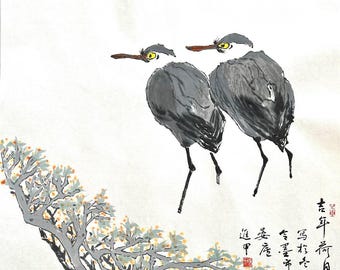 Puede incluir: Pintura a la tinta de dos pájaros grises con ojos amarillos y largos picos, uno al lado del otro. Una rama de árbol con pequeñas hojas amarillas y verdes está en la esquina inferior izquierda. Caracteres japoneses en la parte superior derecha e inferior central.
