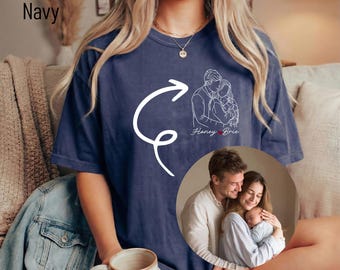 Camiseta personalizada con ilustración familiar / Retrato de mamá, papá y bebé en estilo lineal / Regalo único para baby shower / Camiseta familiar personalizada
