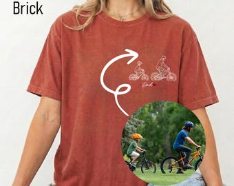 Camiseta personalizada con dibujo lineal de ciclismo, camiseta personalizada para padre e hijo en bicicleta, regalo para el Día del Padre, camiseta personalizada con contorno de foto, camiseta familiar minimalista