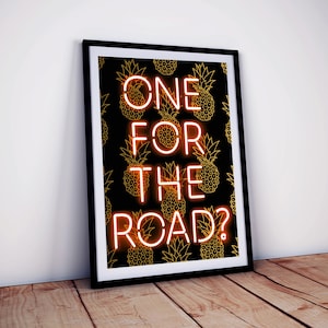 Pode incluir: Uma impressão emoldurada preta com fundo preto e um padrão de abacaxi dourado. O texto "ONE FOR THE ROAD?" está escrito em letras de néon laranja.
