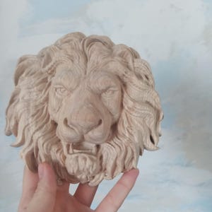木製のライオンの頭の彫刻が施されたオンレイ – 家具や壁の装飾用の木製アップリケ