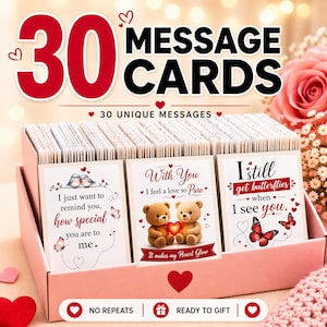 Op de afbeelding: Een roze doos gevuld met 30 berichtkaarten. De kaarten hebben romantische berichten en illustraties van beren, vlinders en vogels. De tekst op de doos luidt "MESSAGE CARDS" en "30 UNIQUE MESSAGES."