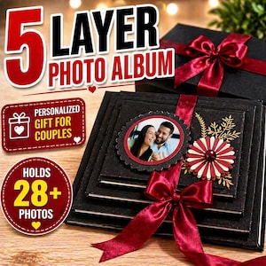 Könnte beinhalten: Ein schwarzes 5-lagiges Fotoalbum mit rotem Band und Schleife. Das Album ist mit einem Foto eines Paares und einer dekorativen Blume verziert. Das Album bietet Platz für über 28 Fotos und ist ein personalisiertes Geschenk für Paare.