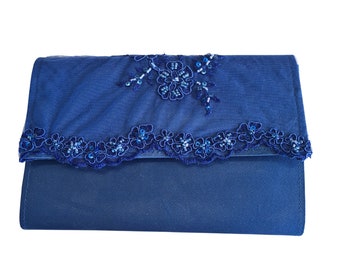 Blauwe handgemaakte clutch bag van satijn met kanten kraaldetail