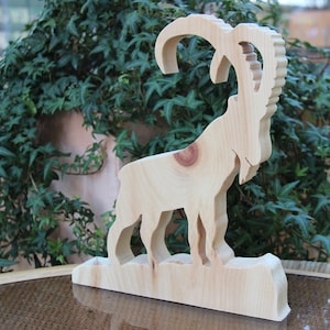 Steinbock aus Zirbenholz