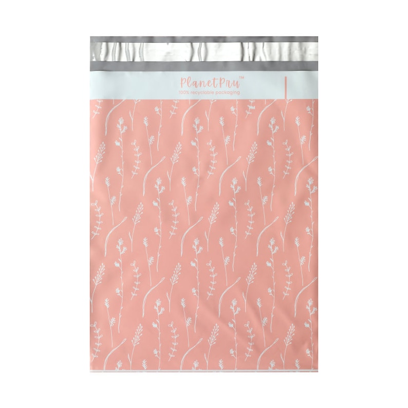 K&ouml;nnte beinhalten: Ein rosa-wei&szlig;er bedruckter Versandumschlag mit dem Text "PlanetPuu&trade; 100% recyclable packaging" auf der Vorderseite.