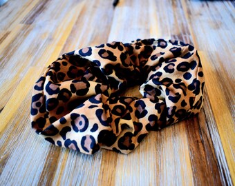 Scrunchie Imprimé Animalier Léopard - Angela Stone, Fait En Angleterre, éco-responsable, 100% Polyester