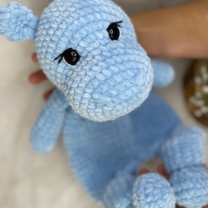 かぎ針編みのカバのスナッグラーのパターン、編みぐるみのカバのラブリー、シェニール織りのぬいぐるみのPDFパターン