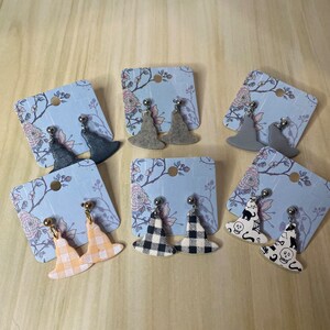 Hangende oorbellen van klei met heksenhoed