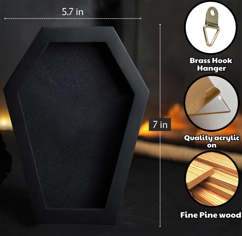 Puede incluir: Una vitrina negra en forma de ata&uacute;d, de 14,5 cm de ancho y 17,8 cm de alto, con interior texturizado. Incluye un colgador de gancho de lat&oacute;n, acr&iacute;lico de calidad y madera de pino fina.