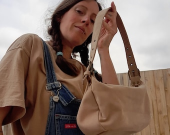 Diana Ferrari 90s Vintage Suede look Beige adjustable Baguette Handbag