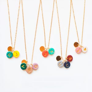 Collana con iniziale fatta a mano, regali personalizzati per la mamma, ciondolo con lettera, collana di famiglia con nomi di bambini, regalo significativo per lei