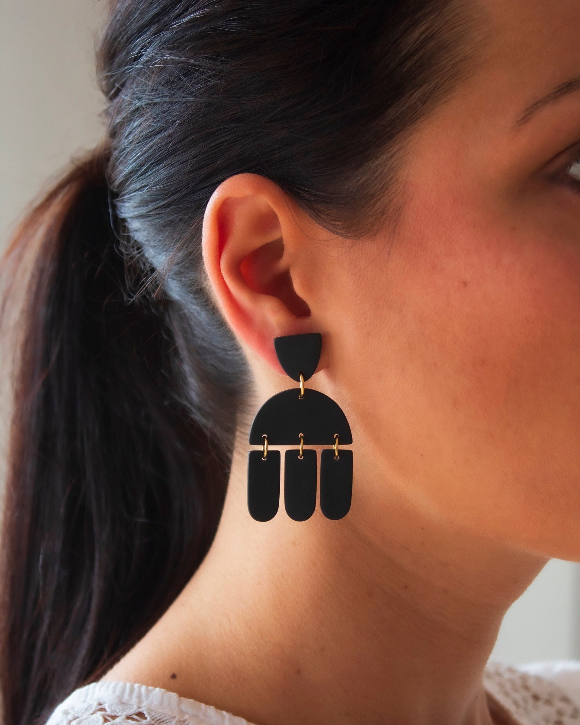 Orecchini fatti a mano in argilla polimerica nera, orecchini leggeri, orecchini pendenti boho, orecchini con ritagli geometrici, gioielli fatti a mano - Italia