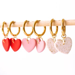 Pendientes de aro con charms de corazón | Bañados en oro de 18k, Colgantes de arcilla hechos a mano | Regalo para ella