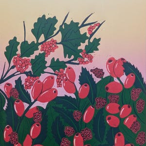 Peut inclure: Illustration botanique avec des baies rouges et des feuilles vertes. Les baies sont ovales et groupées, certaines en petites grappes. Les feuilles sont vert foncé, avec un fond en dégradé rose et jaune.