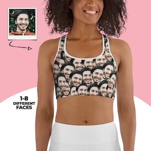 以下が含まれることがあります： 複数の顔がプリントされた白いスポーツブラ。レーサーバックスタイルで、伸縮性のある快適な生地で作られています。