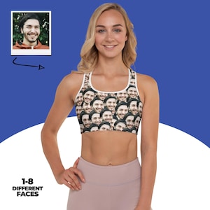 以下が含まれることがあります： 笑顔の男性の顔が繰り返される模様の白いスポーツブラ。スタジオで人が着用しています。「1-8 DIFFERENT FACES」の文字が画像の左下に白黒で表示されています。