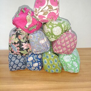 Un sacco di 10 foto Borsa cosmetica trapuntata da donna Borsa da toeletta con stampa a blocchi fatta a mano Borsa da toeletta impermeabile Borsa da toeletta Organizer per cosmetici