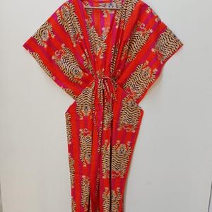 Caftano da donna con stampa tigre color arancione e rosa