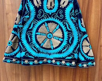 Chaqueta de terciopelo con bordado Suzani hecha a mano: Abrigo reversible de invierno.