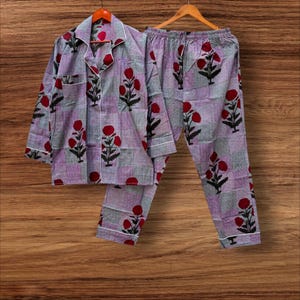 Handmade Indian Cotton Pajama Set: Floral Print Women&#39;s Sleepwear