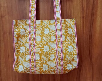 Handgemachte gesteppte Baumwolltasche: Wendebare Schultertasche mit Blumenmuster
