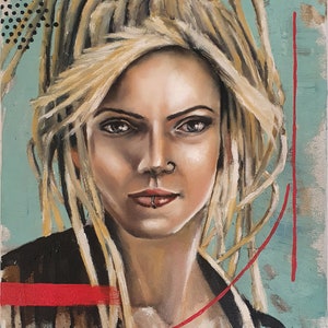 Può includere: Un dipinto di una donna con dreadlocks bionde. Indossa una camicia nera e ha un piercing al naso e un piercing al labbro. Lo sfondo è di colore azzurro con linee rosse.