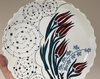 Handmade Ceramic Tulip Plate, Traditional Turkish Çini Wall Hanging Decor, Hand-painted Decorative Pottery Dish, Unique  Gift