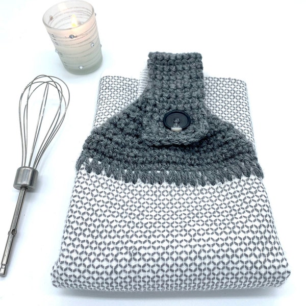 Torchon de cuisine en coton avec décoration au crochet et bouton, torchon de cuisine motif losanges en gris et blanc, torchon de cuisine en coton