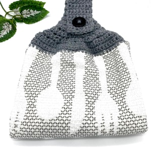 Torchon de cuisine suspendu avec décoration au crochet et bouton, torchon de cuisine motif losanges et couverts, torchon de cuisine en coton