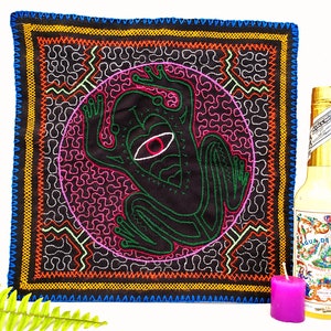 Hand-embroidered loom, tapestry, Shipibo textile, Ícaro, Aya Vid, medicine ceremony, shaman, ceremonial instrument. Chacapas companion.