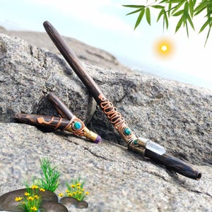 Puede incluir: Un palillo para el cabello de madera marrón oscuro con alambre de cobre, una pequeña piedra verde y una punta de cristal transparente. Un accesorio para el cabello de madera más pequeño a juego con una piedra verde y una punta de cristal morado.