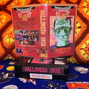 Op de afbeelding: Een VHS-band en bijbehorende plastic hoes met de titel Halloween 2026 Mixtape. De hoes bevat een illustratie van een groen monster, tekst en kleine videobeelden. De zwarte VHS-band heeft een label met Halloween 2026 en een label met Halloween.