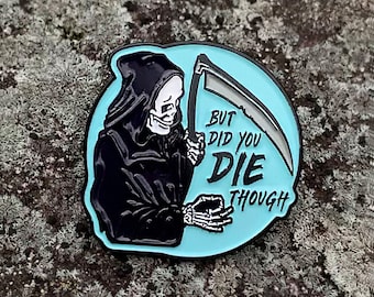 Pin esmaltado de la Parca – Colección Red Pill "¿Pero de verdad moriste?"