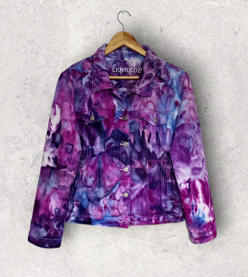 Handgefärbte lila Jeansjacke: Liquid Hortensien-Tie-Dye Bild 2