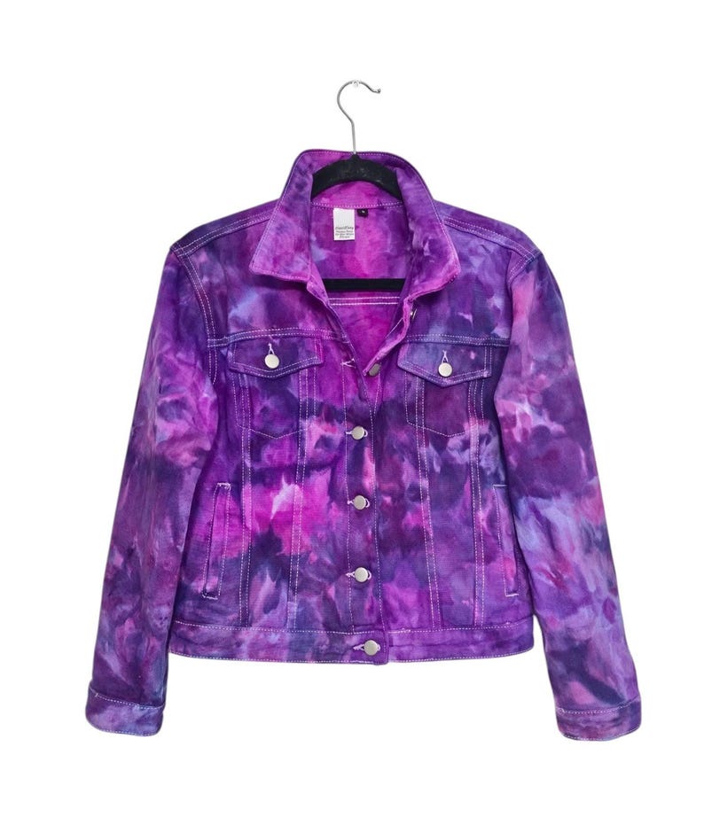 K&ouml;nnte beinhalten: Lilafarbene Batik-Jeansjacke mit Knopfleiste und zwei Taschen auf der Vorderseite.