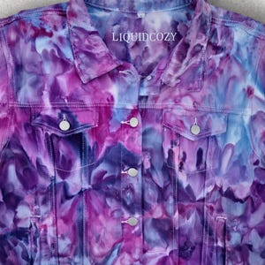 Handgefärbte lila Jeansjacke: Liquid Hortensien-Tie-Dye Bild 14