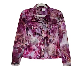 Handgeverfd roze spijkerjack voor dames: vloeibare flamingo-tuin tie-dye