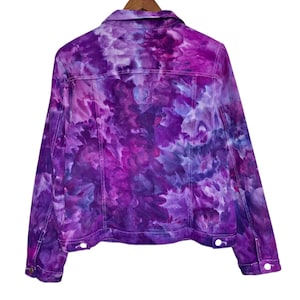 K&ouml;nnte beinhalten: Lilafarbene Batik-Jeansjacke im klassischen Jeansjackenstil.