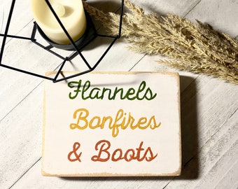 Flanelle, falò e stivali Segno di legno / Decorazione del vassoio di livello autunnale / Decorazione autunnale / Segno di legno della fattoria autunnale / Vassoio di livello autunnale / Mini autunnali