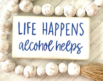 Livet händer, alkohol hjälper, träskylt | Alkoholhumorskylt | Rolig barskylt | Alkoholpresent | Happy Hour-bardekor | Vit elefantpresent