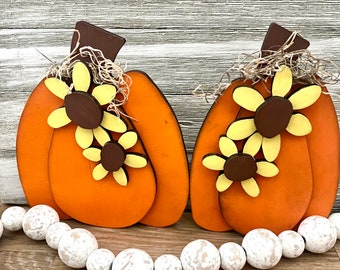 Zucche di fattoria con fiori, zucche primitive, decorazioni per il raccolto autunnale, decorazioni di zucca in legno di fattoria, accenti centrotavola di zucca