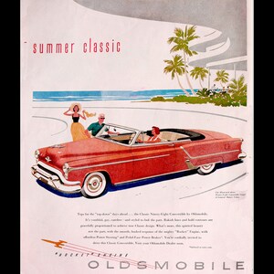 Puede incluir: Un Oldsmobile Ninety-Eight Convertible rojo con capo blanco está estacionado en una playa con palmeras de fondo. El coche es un clásico de verano con un diseño juvenil y despreocupado. El texto "Rocket Engine Oldsmobile" está en la parte inferior de la imagen.