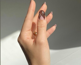 Künstliche Fingernägel mit Gepardenmuster: Brauner Leopard, Negativraum